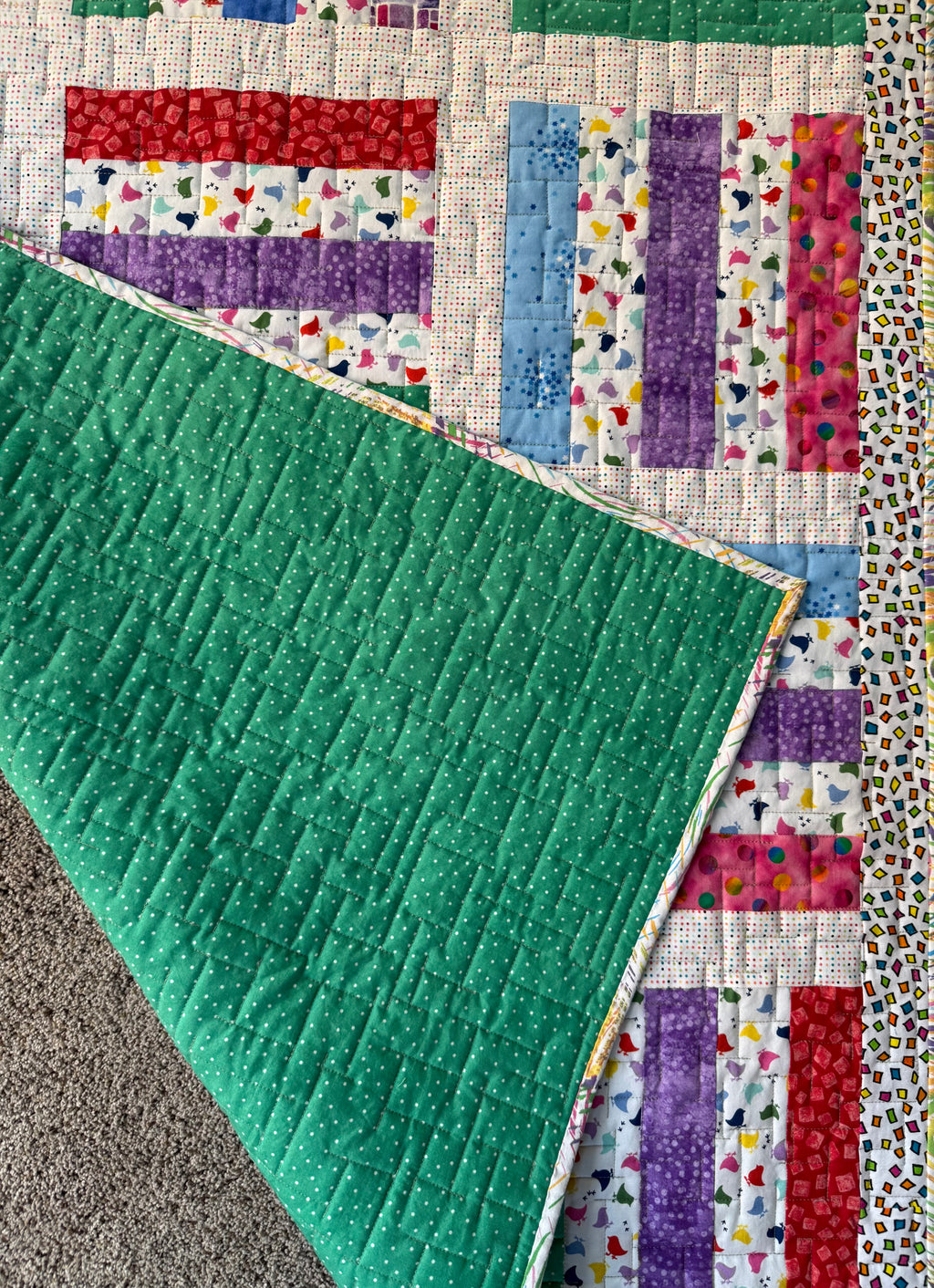 Colors
Ful baby quilt with green dotted backing fabric 